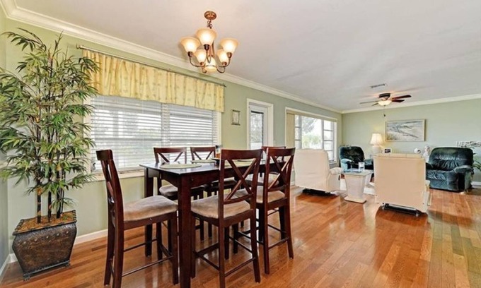 Venice Gardens Casa | Venice Vacation Rental with backyard lakefront