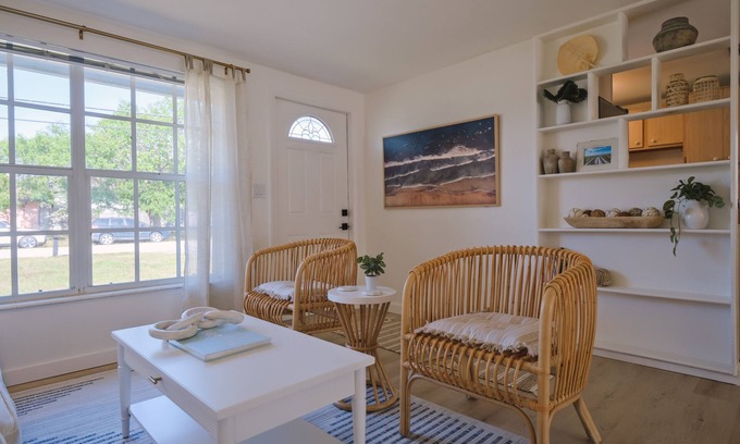 Venice Gardens Casa | Venice Villa - Minutes to Beaches + Pool