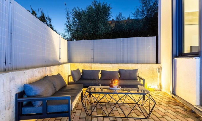 Anatolikos Sinikismos Apartamento | Ventiri Lofts - Luxury Duplex w Private Garden