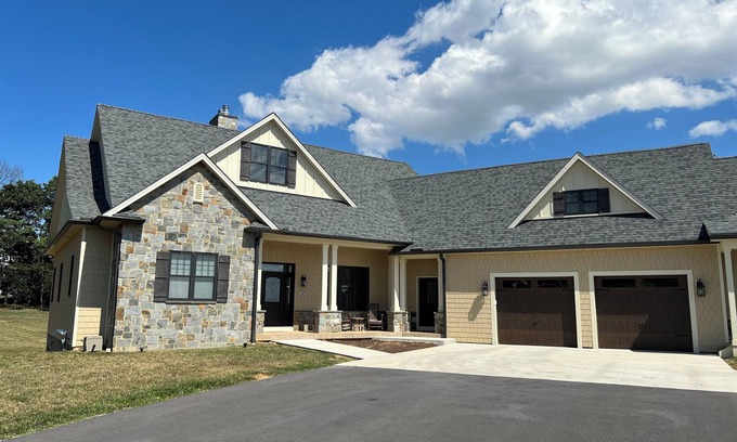 Stephens City Casa | Ventura Manor grand 3 BR 3.5 BA house with fitness room, WIFI & pretty views.
