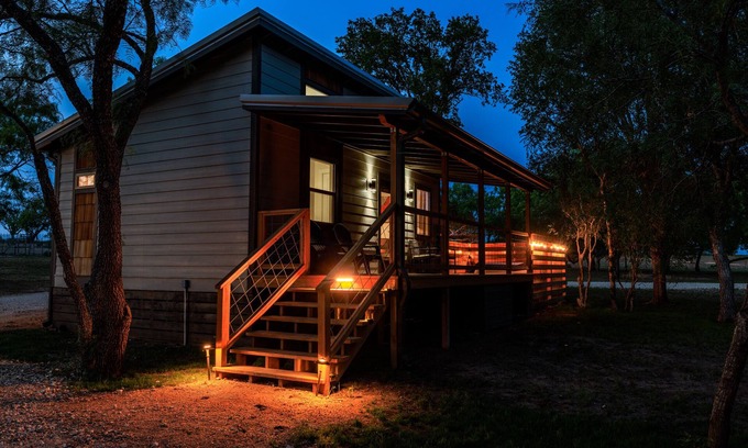 Fredericksburg Cabaña | Verbena Waterfront With Hot Tub