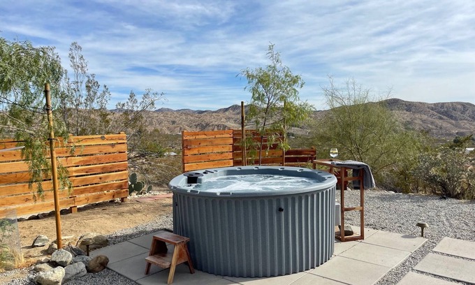 Morongo Valley Casa | 🌵 Verdin's Nest - Romantic Retreat w/ Hot Tub Under the Stars! 🌵