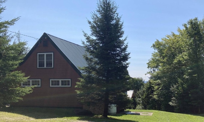Wilmington Casa | Vermont Charmer in Chimney Hill with terrific views and double lot