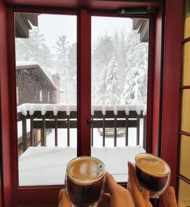 Winhall Chalet De Esquí | Vermont Escape near Stratton with Hot Tub, Game Room, Fireplace & Pond Views