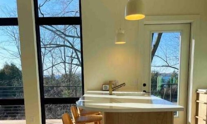 North Hero Casa | Vermont Maple House: A Luxurious Lakeside Oasis