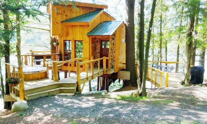 Newport Cabina | Vermont Tree Cabin on Walker Pond, private retreat