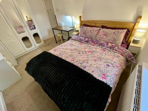 Cheltenham Casa | Vernon Place town centre, Vernon Cottage 3-bed with parking, 1A Vernon Court 2-bed with parking, 1B studio no parking, off the High Street next to Sandford Park