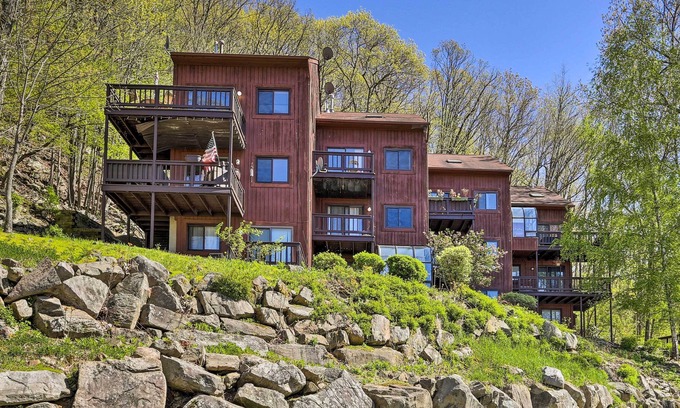 Vernon Condominio | Vernon Township Condo w/ Scenic Mtn Views!