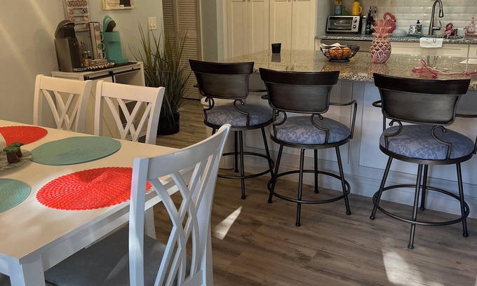 Florida Ridge Condominio | Vero Beach farmhouse coastal condo close to beaches, shopping and restaurants