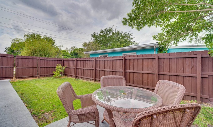 Rock Ridge Apartamento | Vero Beach Studio w/ Shared Patio ~ 3 Mi to Beach!
