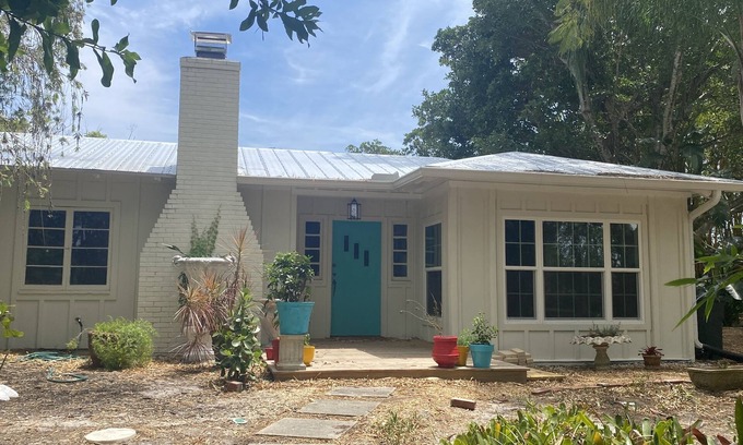 Vero Beach Casa | Vero Oasis! Come hide away in this charming home.