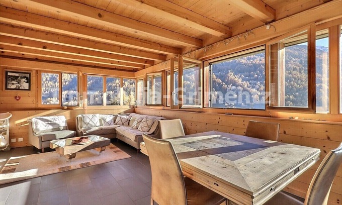 Saint-Jean Chalet De Esquí | Very comfortable chalet on 3 levels for 6 people in Saint-Jean, living room with wood-burner, kitche