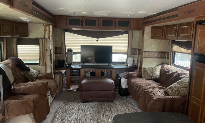 Cedar Mountain Casa | Very comfortable 32 foot Camper Trailer with 3 slide outs
