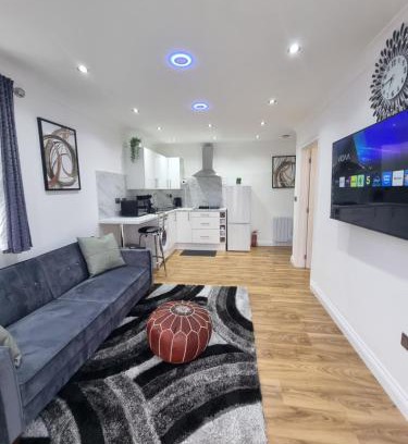 Little Holland Apartamento | Very Cosy & Lovely 1 Bed Garden Apartment with side access, Suitable for Long Stay and Short Stay