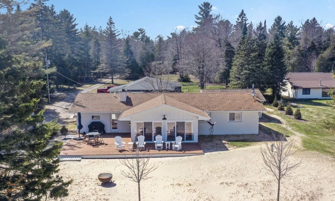 Millersburg Casa | Very cozy and inviting lake house on the sandy shores of beautiful Lake Huron