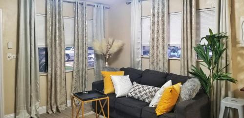 Hollywood Apartamento | Very Glam Apartment 6 Miles From Hard Rock Stadium and Casino