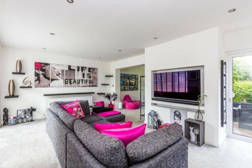 Higham Ferrers Casa | Very Large 5 Bed House Higham Ferrers family and contractors king beds Sky TV Pool Table Gym