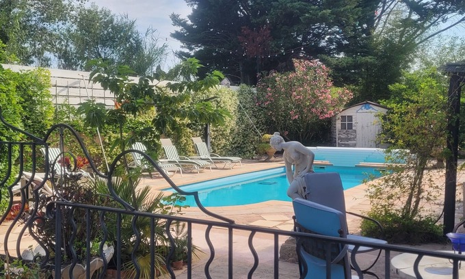 Senas Casa | CASA MUY GRANDE Y AGRADABLE EN UN TENGO VERDE DE 4000 M² CON PISCINA