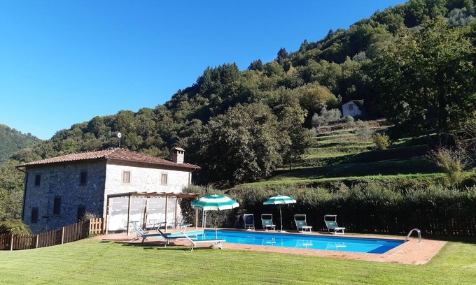 Coreglia Antelminelli Otro | Villa rodeada de vegetación en una posición panorámica con piscina privada