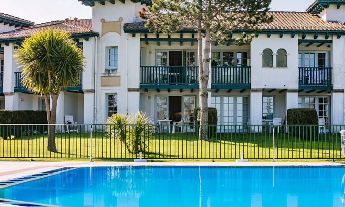 Behobie Apartamento | Muy bonito apartamento en la planta baja frente a la piscina, con hermosa vista al mar.
