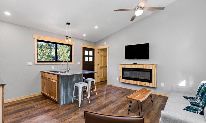 Hill City Cabina | Very nice, newer cabin with 2 bedrooms.