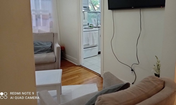 Cote-Saint-Paul Cama Y Desayuno | Very nice room - adorable apartment near metro Jolicoeur