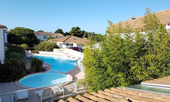 La Couarde-sur-Mer Apartamento | Muy bonita DUPLEX Ile de Ré - vista de la piscina, junto a la playa de La Couarde en el mar.