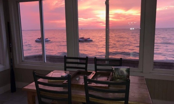 Gypsum Casa | Very private, waterfront, 1 acre, family friendly