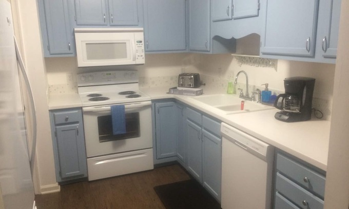 Greensboro Condominio | MUY TRANQUILO, Nueva 2 dormitorios / 2 baños, piso 1 piso junto a un hermoso parque
