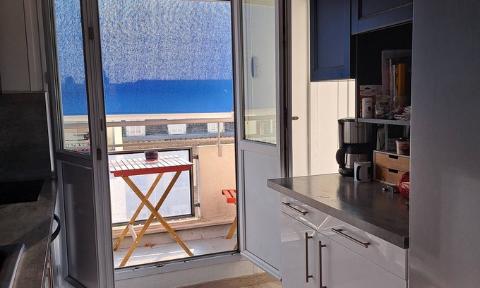 Anatole France Danton Apartamento | Quiet and bright top floor apartment with elevator near the sea