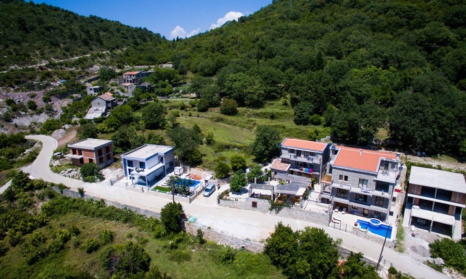 Velji Vinogradi Villa | Lugar muy tranquilo con hermosas vistas de la bahía de Budva. Rodeado de montañas y vegetación.