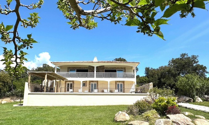 Pinarellu Villa | VILLA ESPACIOSA Y TRANQUILA CON VISTAS AL MAR YA LA MONTAÑA, A 500 M DE LA PLAYA