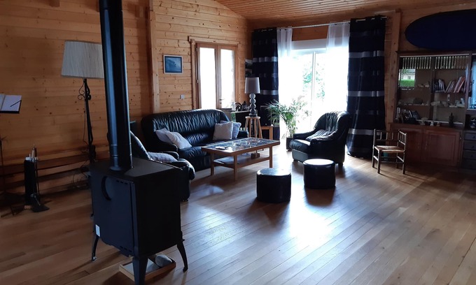 Saumos Chalet De Esquí | Very quiet wooden house near the ocean