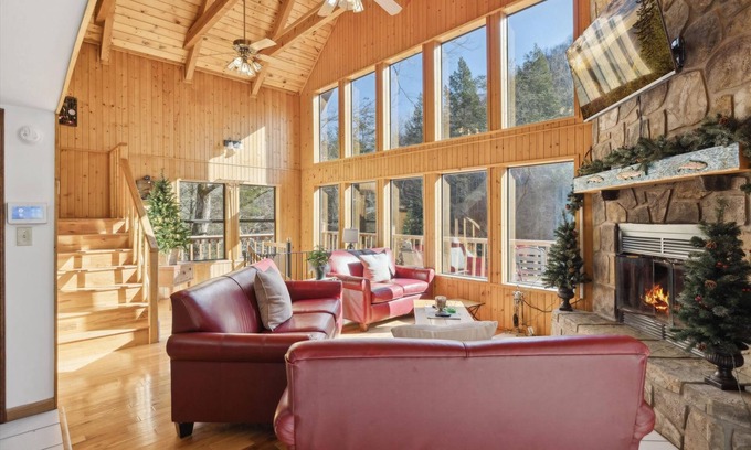 Sevierville Apartamento | Very Secluded Breathtaking Riverfront Game Room