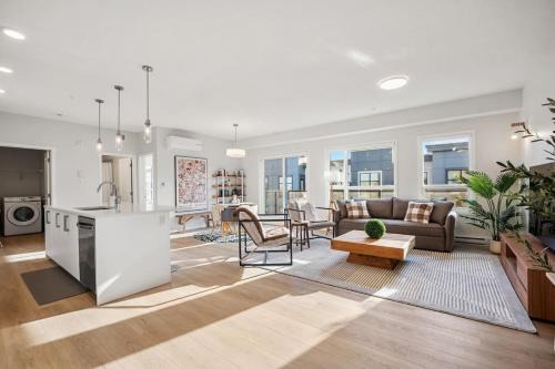 Southeast Calgary Apartamento | Very Spacious Luxury Apartment with AC, 70" Smart TV with Netflix, Free Underground Parking & More