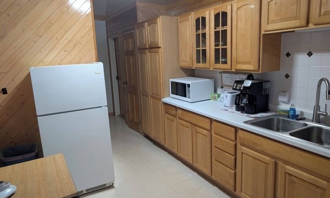 White Pine Casa | Very spacious, serene 4-bedroom house enough room for multiple families w/ Wi-Fi