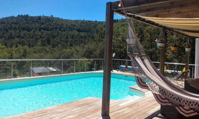 Neoules Casa | Villa de madera muy espaciosa con piscina privada en el corazón de la Provenza verde.