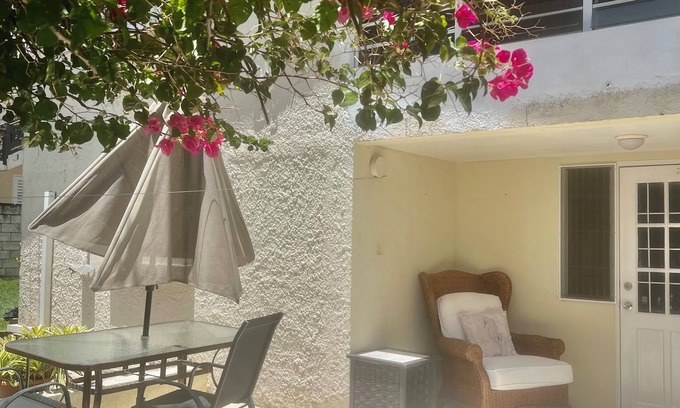 Derricks Apartamento | Very specious garden condo with a private patio