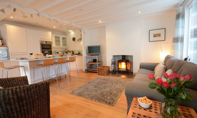 Orford Cabaña | VESTA COTTAGE, ORFORD, pet friendly, with open fire in Orford
