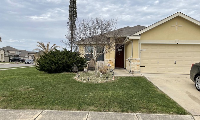 Converse Casa | Veteran Owned, Cozy 3-bedroom house located in charming Converse, TX