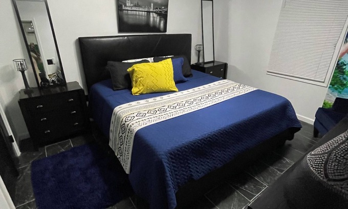 Clarksville Apartamento | Veteran Stay King Bed sleeps4 2 miles to post,food,shops park work truck