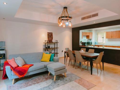 Al Hamra Village Villa | Vibe Home
