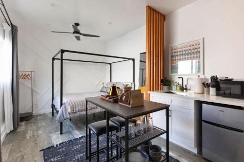 Ladera Heights Apartamento | Vibe on the Patio at a Modern Luxury Studio near LAX Beach