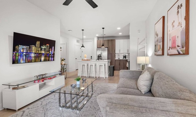 Ruskin Apartamento | Vibrant 1-Bedroom Paradise: Pool & Gym Bliss