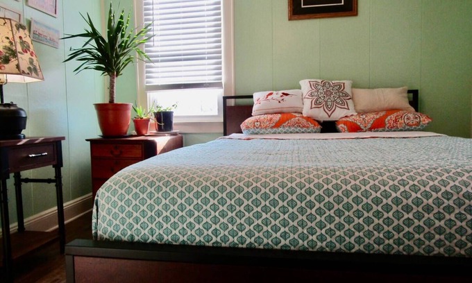Summerlee Casa | Vibrant 2 Bedroom Home, Conveniently Close To The New River Gorge National Park.