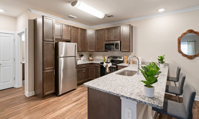 Stafford Apartamento | Vibrant 2 beds/2 baths apartment, just 1 mile from Stafford Hospital