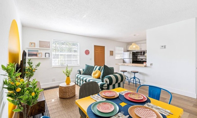 Sailboat Bend Condominio | Vibrant 2BR Getaway - Côte d’Azur Near Riverwalk