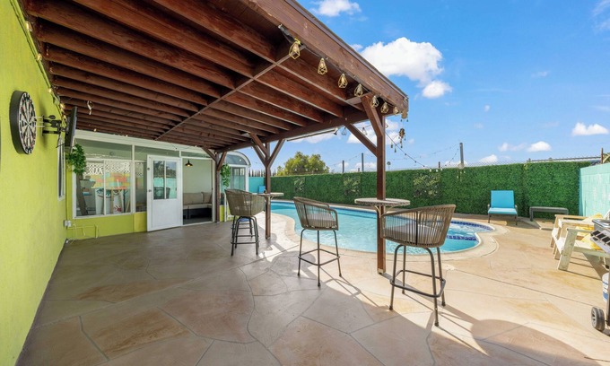 City of Industry Casa | Vibrant 5BR/2BA Ranch Home w/ Poo & Hot Tub l King Bed 2000 Sqft -Disneyland!