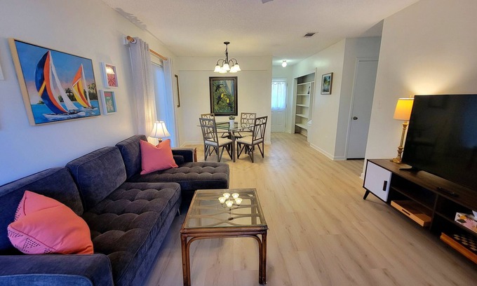 Northeast Pensacola Casa | Vibrant Airport 2bdr Central Pensacola Getaway