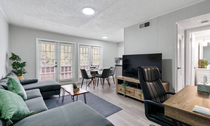 Pemberton Heights Apartamento | Vibrant Austin Escape: - Mins to UT - Mins to DT - King Bed - Balcony